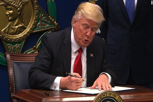 Trump Mulls New Order to Replace Muslim Travel Ban