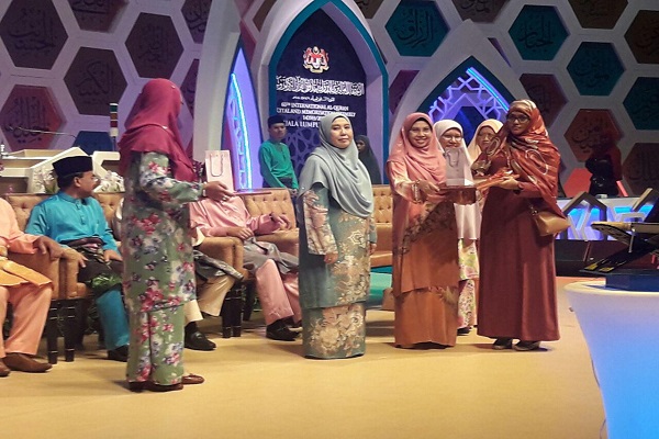 Pemberian Hadiah Kenangan kepada Para Peserta Musabaqoh Alquran Malaysia