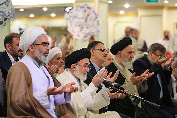I pellegrini iraniani recitano la supplica di Kumayl a Medina