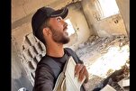 Junger Palästinenser freut sich über Unversehrtheit des Korans unter den Trümmern des Gazastreifens