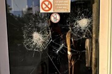 Anti-islamische Slogans an den Wänden der Moschee in Frankreich