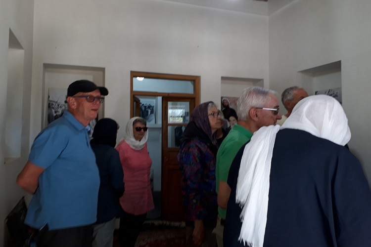 بازدید گردشگران سوئیسی از بیت امام خمینی(ره) در خمین