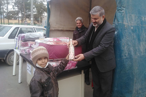 کودک کاشمری پس‌اندازش را برای کمک به سیل‌زدگان اهدا کرد