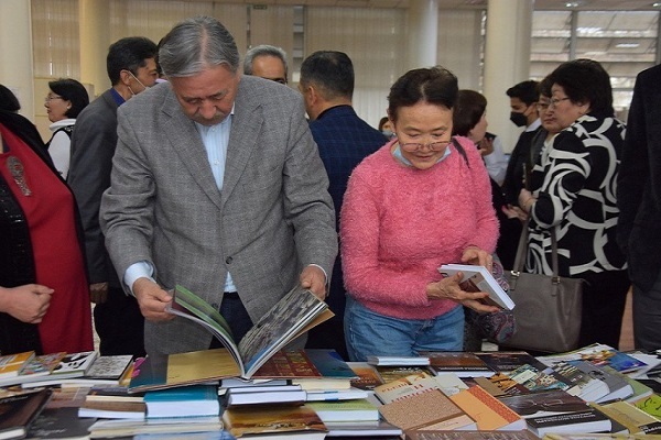 «قرآن و شخصیت پیامبر(ص)» در کتابخانه ملی قزاقستان جای گرفت