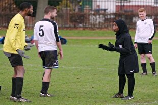 نشان امپراطوری بریتانیا برای اولین داور محجبه انگلستان