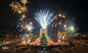 نورافشانی جشن پیروزی انقلاب در میدان آزادی