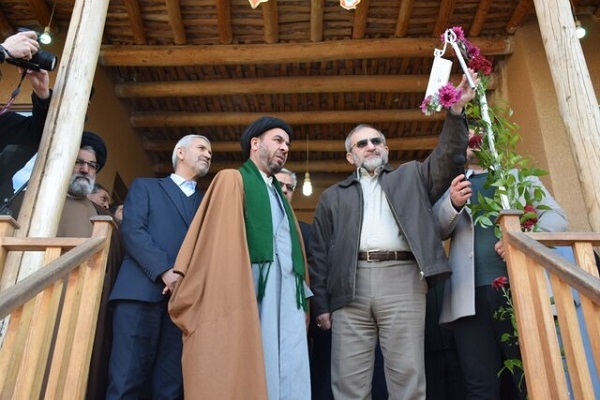 نواخته شدن زنگ انقلاب در بیت قدیمی امام نواخته شدن زنگ انقلاب در بیت قدیمی امام
