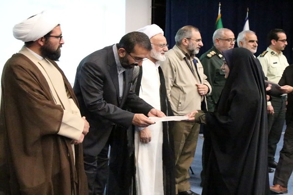 تقدیر از خبرنگار ایکنای استان مرکزی تقدیر از خبرنگار ایکنای استان مرکزی