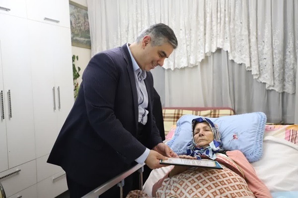 عیادت استاندار مرکزی از مادر شهید ابراهیم حسن‌زاده