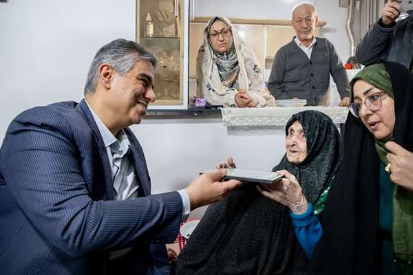 تجلیل استاندار مرکزی از مادر شهید «حسن جزایری» 