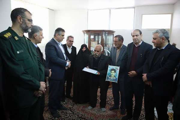 تجلیل استاندار مرکزی از والدین شهید «کمپانی»