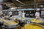 خدمت‌رسانی به زائران رضوی در آشپزخانه مرکزی حضرت رضا(ع)