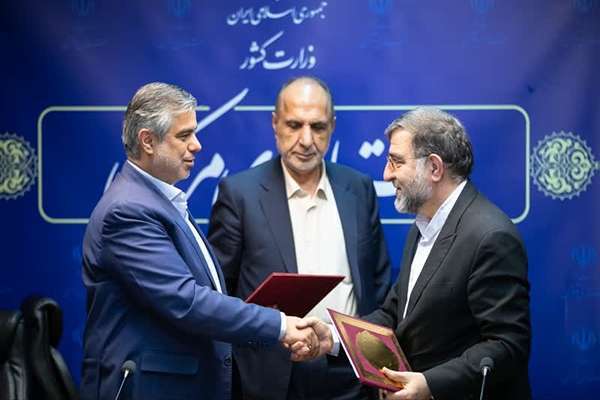 انعقاد تفاهم‌نامه احداث نیروگاه خورشیدی بین استانداری مرکزی و ستاد کل نیروهای مسلح