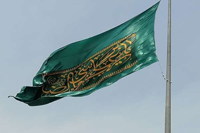 اهتزاز بزرگ‌ترین پرچم مزین به نام امام رضا(ع) بر فراز بام ساوه
