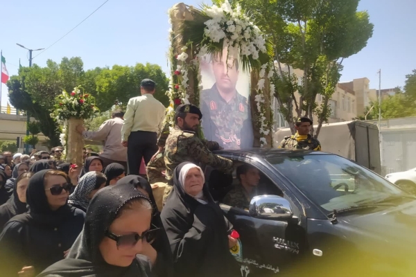 پیکر شهید آقایی در اراک تشییع شد پیکر شهید آقایی در اراک تشییع شد