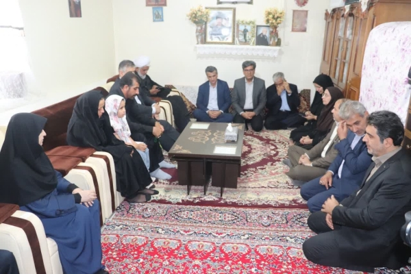 دیدار معاون رئیسجمهور با خانواده شهید در زرندیه دیدار معاون رئیسجمهور با خانواده شهید در زرندیه