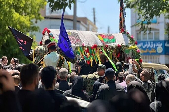 وداع باشکوه مردم اردبیل با شهید مدافع وطن مهدی قهرمانی + عکس