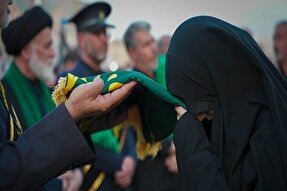 فیلم | پرچم متبرک حرم بانوی کرامت در طریق‌الحسین(ع)