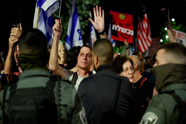 تظاهرات اعتراض‌آمیز مقابل منازل وزرای صهیونیست + فیلم