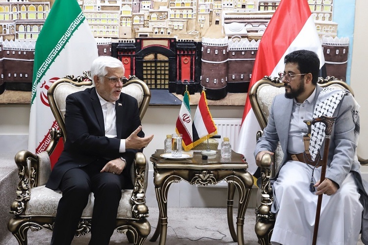 ادای احترام معاون اول رئیس‌جمهور به شهدای کابینه یمن