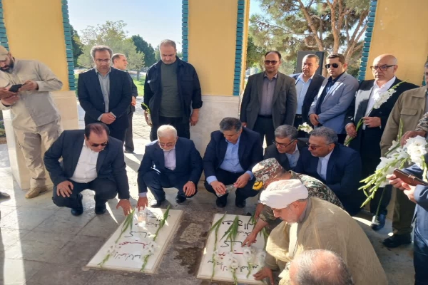 ادای احترام اسکندر مومنی وزیر کشور به شهدای گمنام در شهر صنعتی کاوه  ساوه