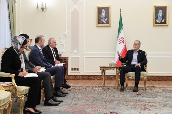 نگذاریم هیچ قدرت خارجی در روابط ایران و ارمنستان خلل ایجاد کند