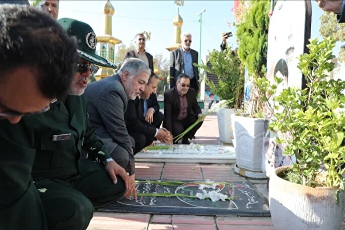 گلزار شهدای اراک گلباران شد