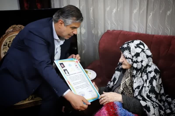 دیدار استاندار مرکزی با خانواده شهیدان حبیب و محمد صفری