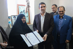 دیدار استاندار مرکزی با خانواده شهیدان احمد و محمود داوودآبادی