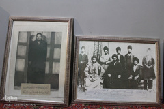 قاب عکسهای موجود در صحن بقعه که در همگی آنها مرحوم آیت الله آقانورالدین عراقی و دیگر علما و بزرگان عراق عجم(اراک) حضور دارند