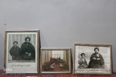 قاب عکسهای موجود در صحن بقعه که در همگی آنها مرحوم آیت الله آقانورالدین عراقی و دیگر علما و بزرگان عراق عجم(اراک) حضور دارند