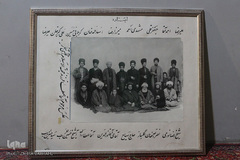 قاب عکسهای موجود در صحن بقعه که در همگی آنها مرحوم آیت الله آقانورالدین عراقی و دیگر علما و بزرگان عراق عجم(اراک) حضور دارند