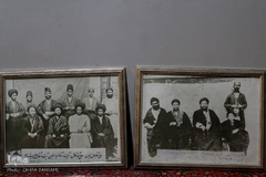 قاب عکسهای موجود در صحن بقعه که در همگی آنها مرحوم آیت الله آقانورالدین عراقی و دیگر علما و بزرگان عراق عجم(اراک) حضور دارند