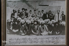 قاب عکسهای موجود در صحن بقعه که در همگی آنها مرحوم آیت الله آقانورالدین عراقی و دیگر علما و بزرگان عراق عجم(اراک) حضور دارند