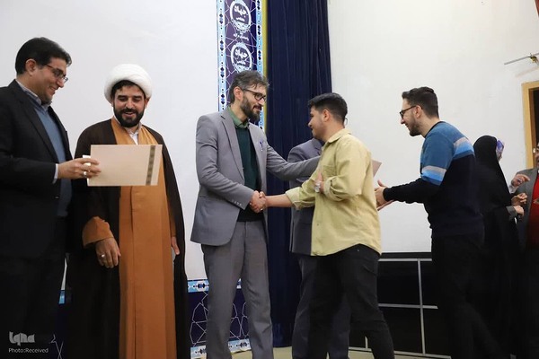مراسم تجلیل از برگزیدگان دوازدهمین دوره مسابقات مناظره دانشجویی استان مرکزی