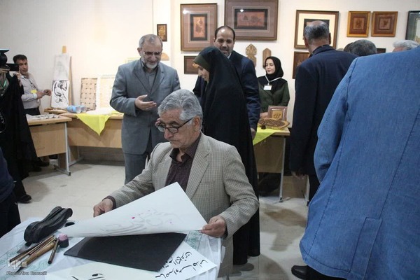 بازدید استاندار مرکزی از نمایشگاه قرآن