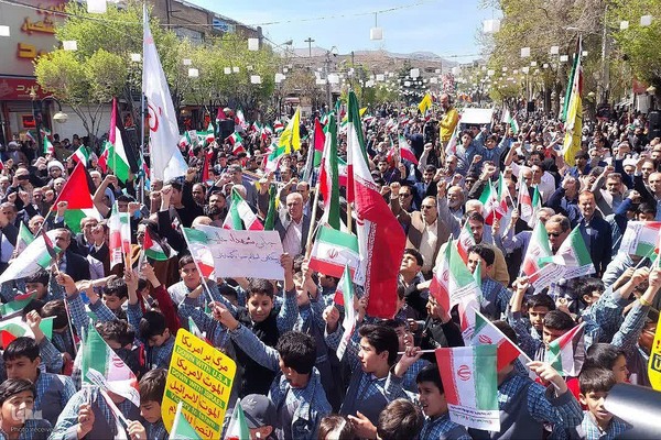 حمایت مردم اراک از حمله موشکی به اسرائیل