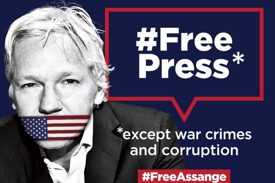 Il giornalista Julian Assange languisce in una prigione britannica di massima sicurezza per conto del regime Biden
