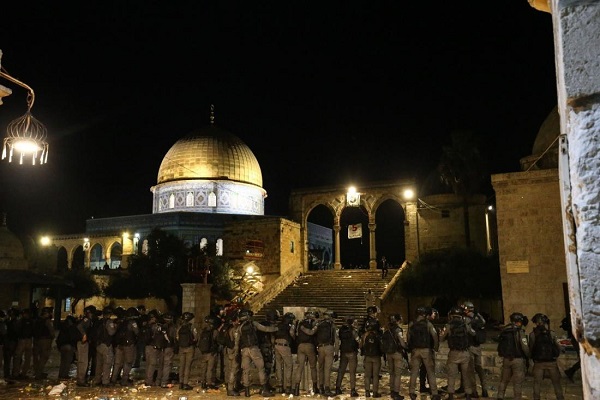 9万巴勒斯坦人在阿克萨清真寺做静100人受伤+视频